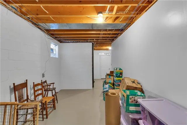 203 Royal Doulton Ct gallery image 31