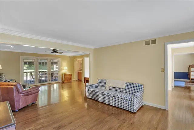 203 Royal Doulton Ct gallery image 33