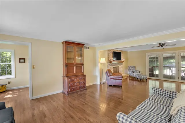 203 Royal Doulton Ct gallery image 34