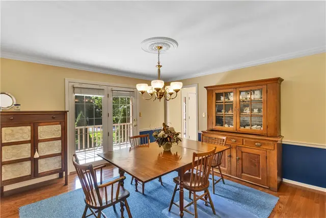 203 Royal Doulton Ct gallery image 35