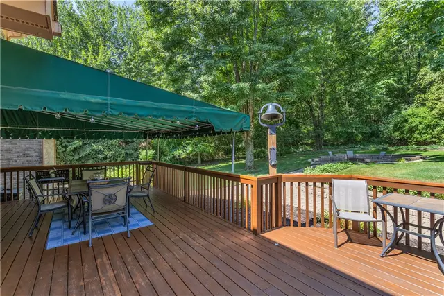 203 Royal Doulton Ct gallery image 38