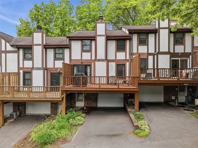 203 Sheffield Ct gallery image 14
