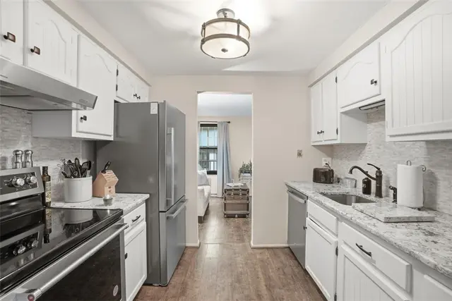 203 Sheffield Ct gallery image 31