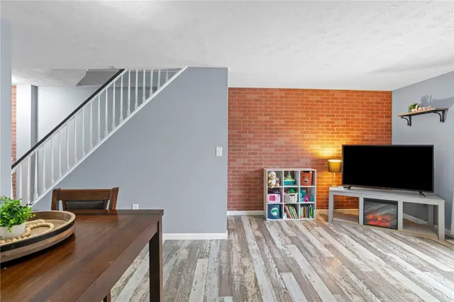 203 Woodhaven Dr gallery image 4