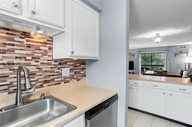 203 Woodhaven Dr gallery image 9
