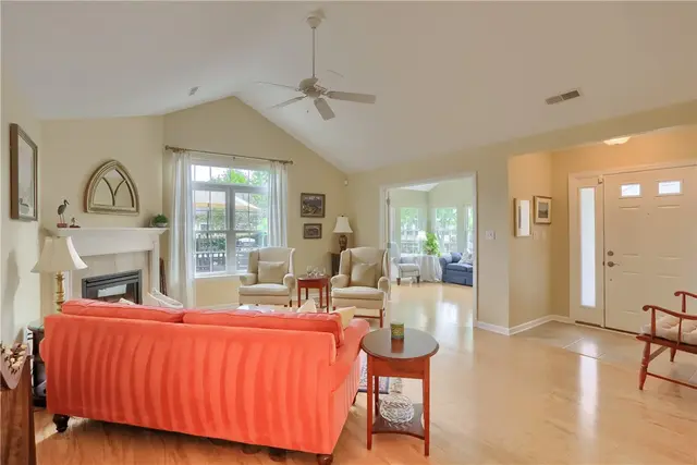 2032 Clerkenwell Ln gallery image 2
