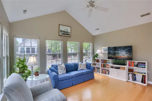 2032 Clerkenwell Ln gallery image 11