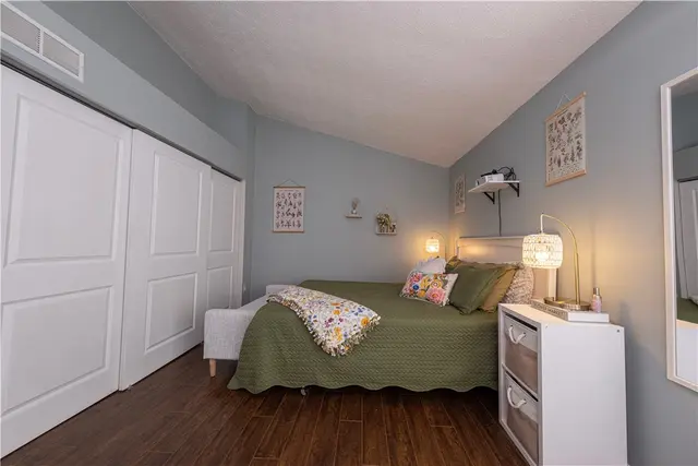 204 Clearbrook Ct gallery image 3