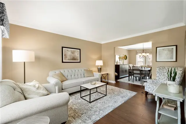 204 Elmhurst Circle gallery image 2