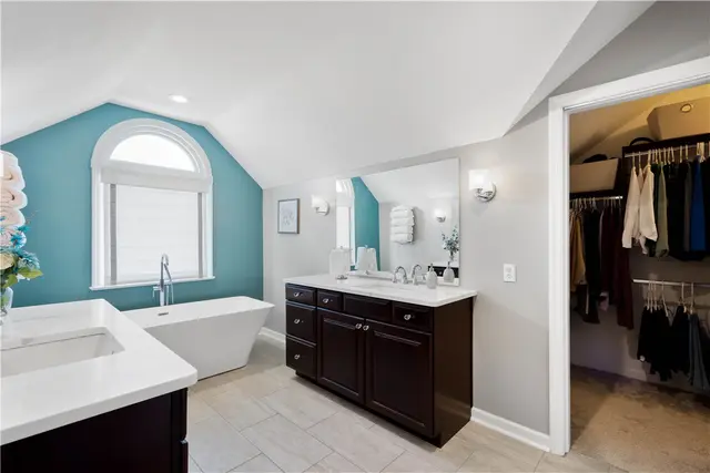 204 Elmhurst Circle gallery image 9