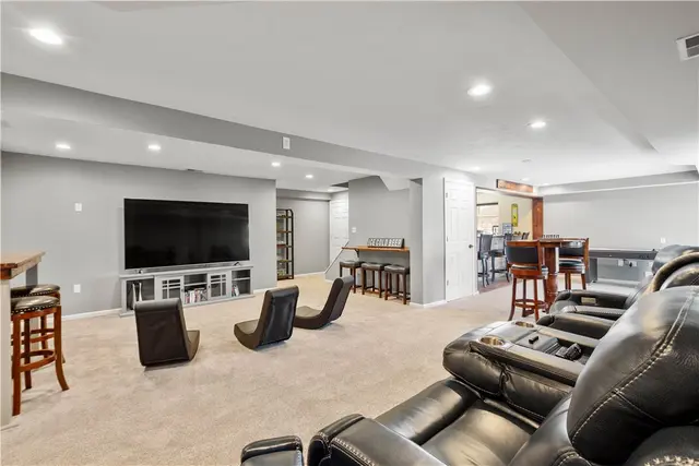 204 Elmhurst Circle gallery image 10