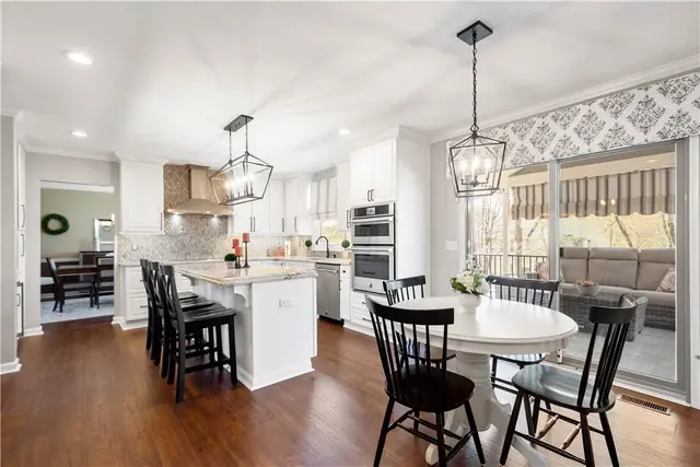 204 Elmhurst Circle gallery image 11