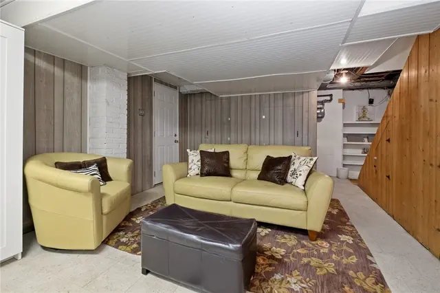 204 Park Pl gallery image 2