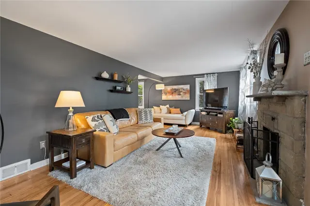 204 Park Pl gallery image 3