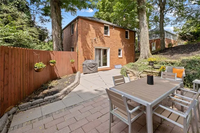 204 Park Pl gallery image 5