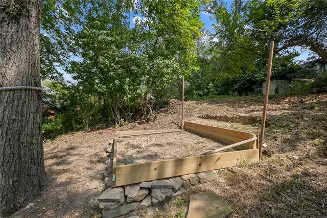204 Park Pl gallery image 10