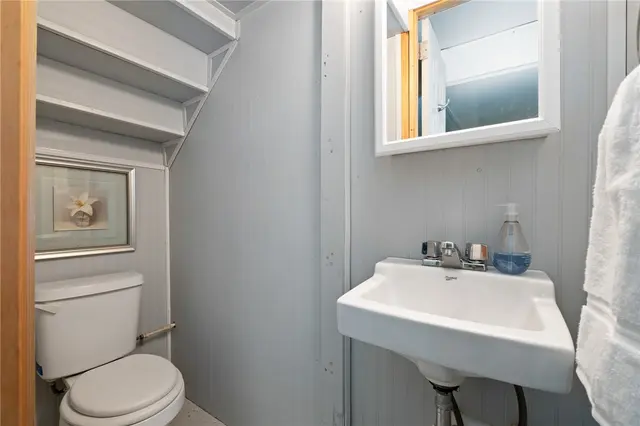 204 Park Pl gallery image 17