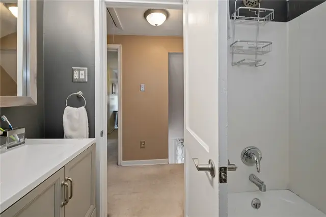 204 Park Pl gallery image 20