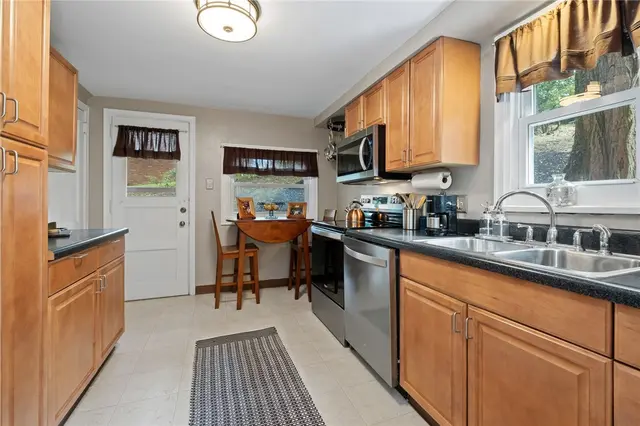 204 Park Pl gallery image 23