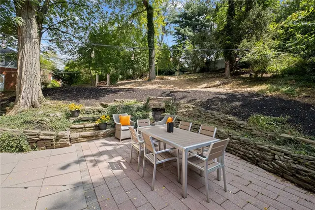 204 Park Pl gallery image 25
