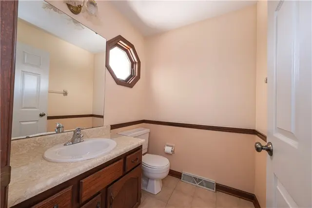 204 Woodbury Ct gallery image 3