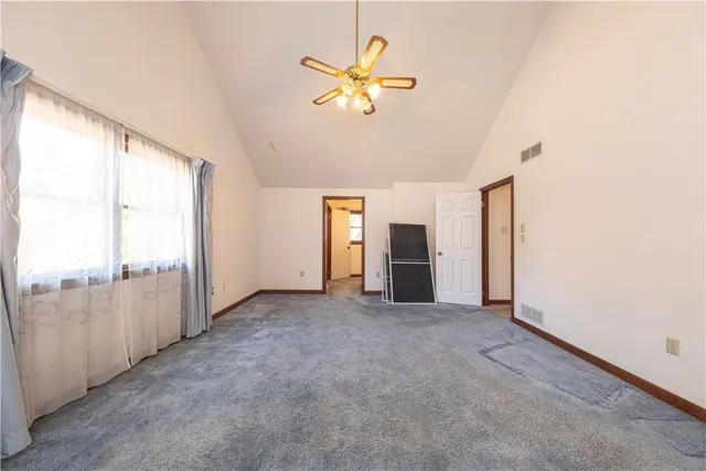 204 Woodbury Ct gallery image 7