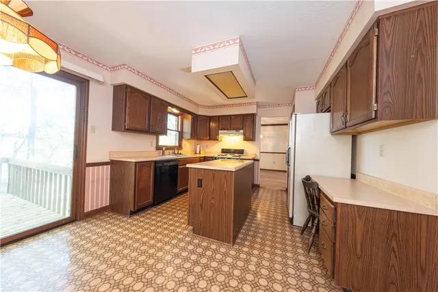 204 Woodbury Ct gallery image 8