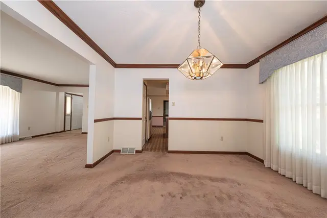 204 Woodbury Ct gallery image 9