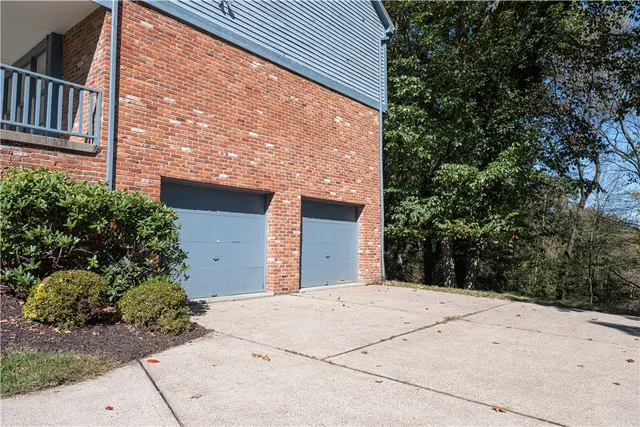 204 Woodbury Ct gallery image 11