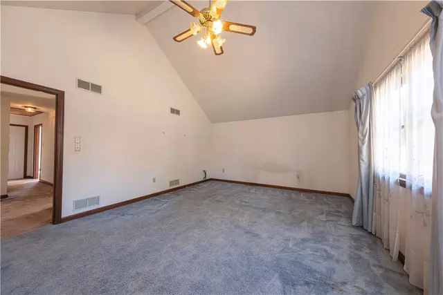 204 Woodbury Ct gallery image 12