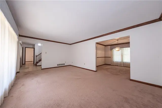 204 Woodbury Ct gallery image 15