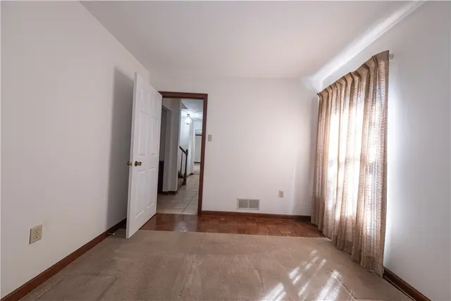 204 Woodbury Ct gallery image 16