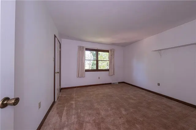 204 Woodbury Ct gallery image 17