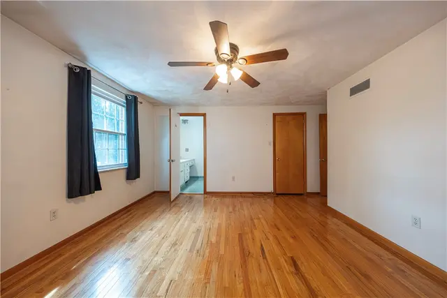 204 Woodbury Ct gallery image 23