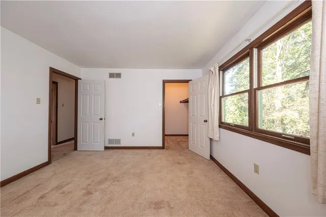 204 Woodbury Ct gallery image 26