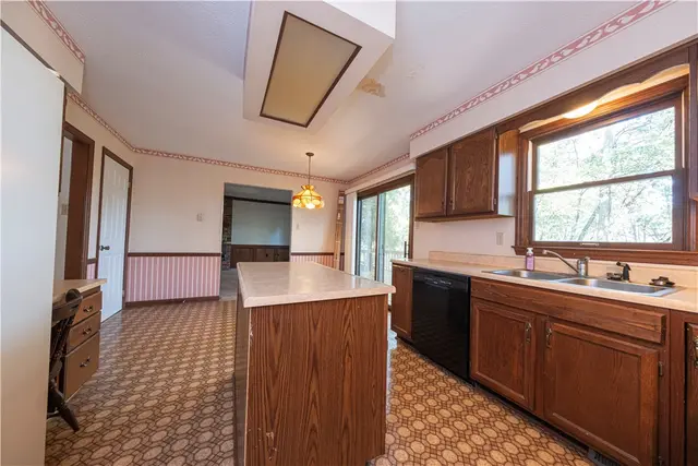 204 Woodbury Ct gallery image 29