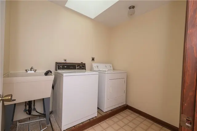 204 Woodbury Ct gallery image 31
