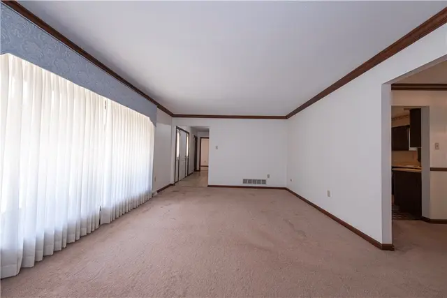 204 Woodbury Ct gallery image 32