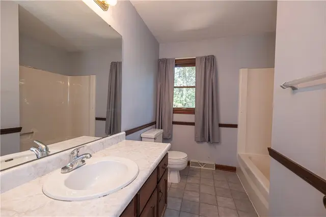 204 Woodbury Ct gallery image 37