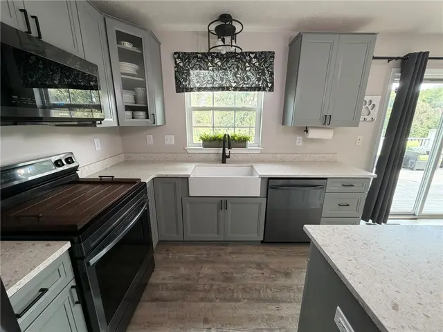 205 BROADVIEW COURT gallery image 2