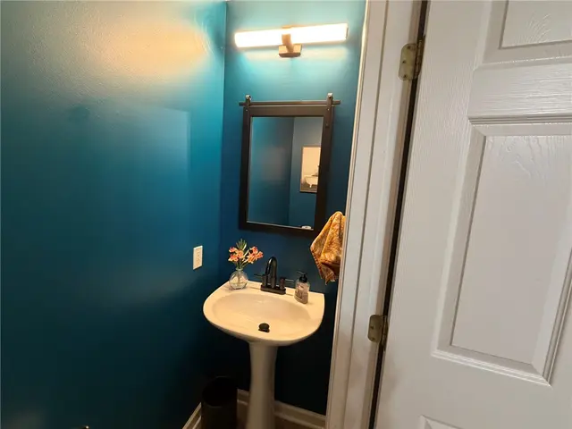 205 BROADVIEW COURT gallery image 4