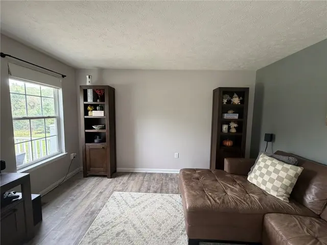 205 BROADVIEW COURT gallery image 9