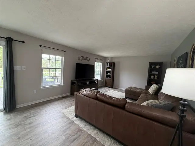 205 BROADVIEW COURT gallery image 13