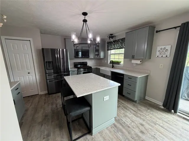 205 BROADVIEW COURT gallery image 14