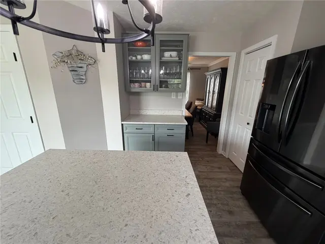 205 BROADVIEW COURT gallery image 18