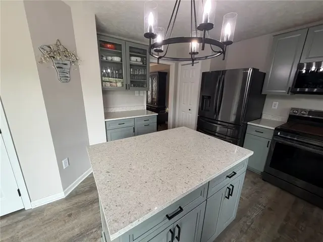 205 BROADVIEW COURT gallery image 20