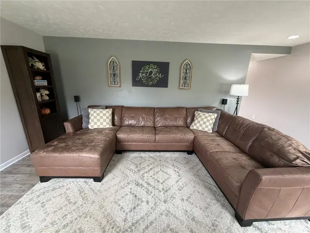 205 BROADVIEW COURT gallery image 27