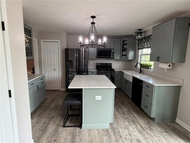 205 BROADVIEW COURT gallery image 31