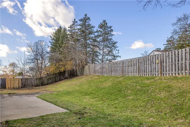 206 Sandalwood Dr gallery image 2