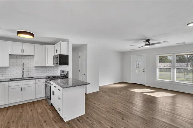 206 Sandalwood Dr gallery image 10